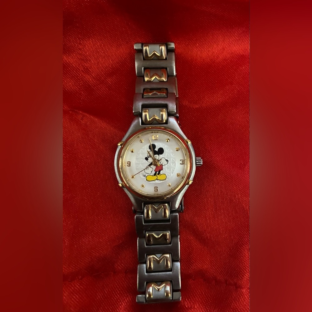 VINTAGE FOSSIL DISNEY MICKEY MOUSE WATCH EUC NEEDS BATTERY